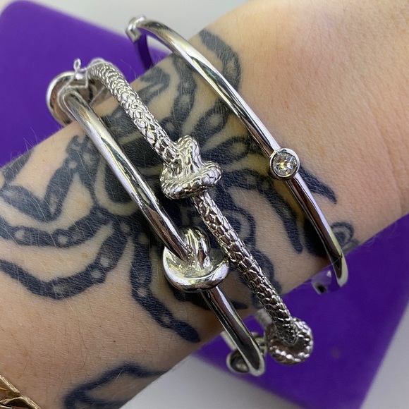 💛 Classic Charming Charlie Silver Tone Knot Textured Bangle Bracelet Set - Picture 2 of 5